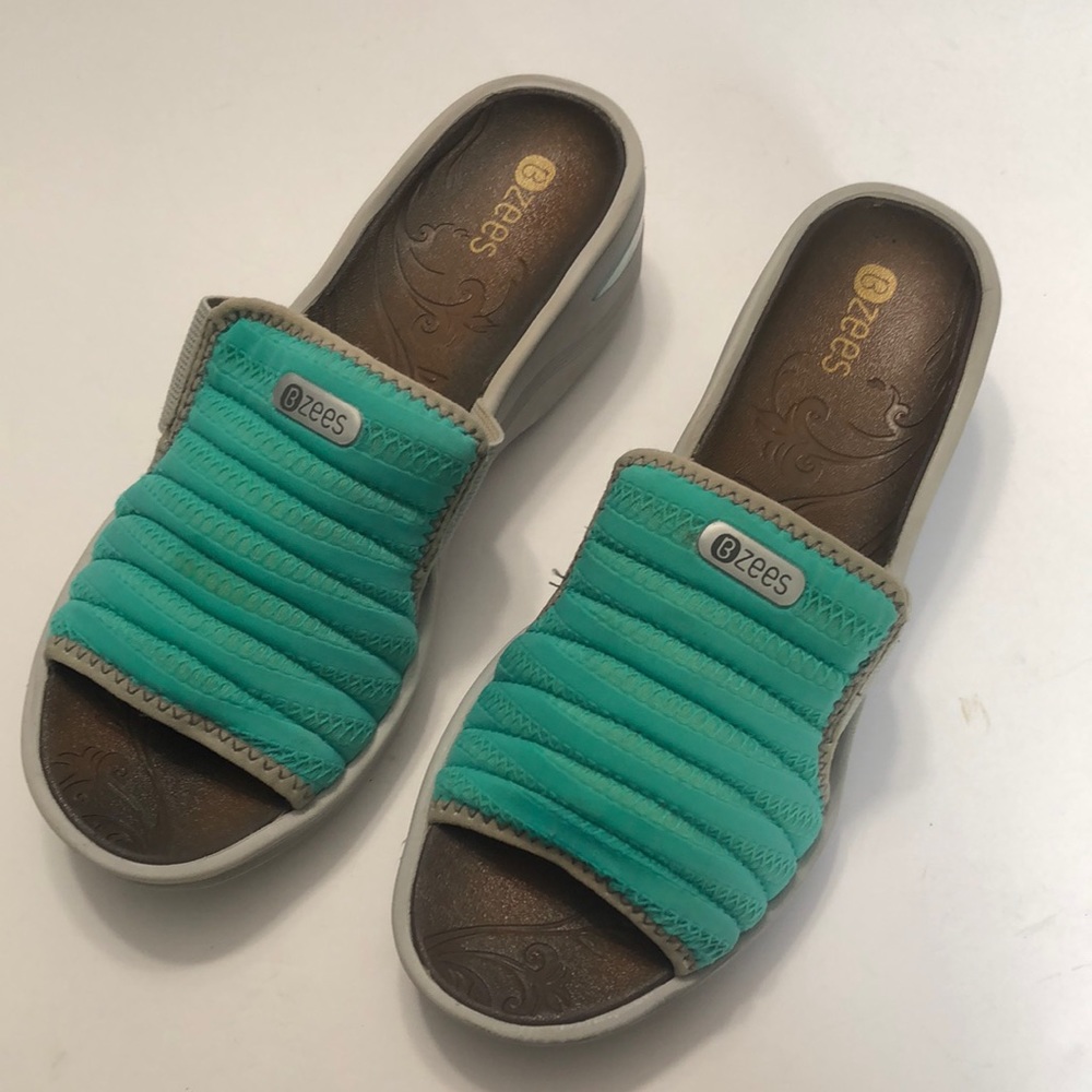BZees Green Gray Stretch Slip-on Sandals size 9.5M